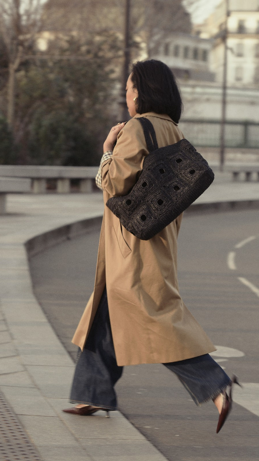 Cabas raphia noir Anjara tenue citadine parisienne trench clyde sézane