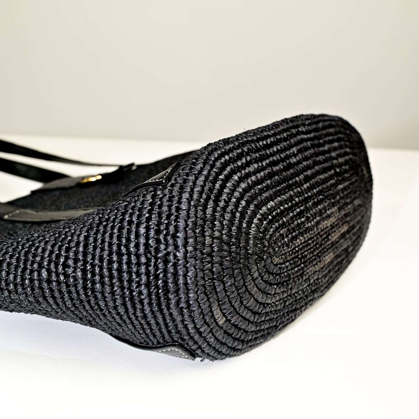 Sac à main vegan made in france Anjara panier en raphia noir et Uppeal alternative au cuir traditionnel, design intemporel, citadin et durable