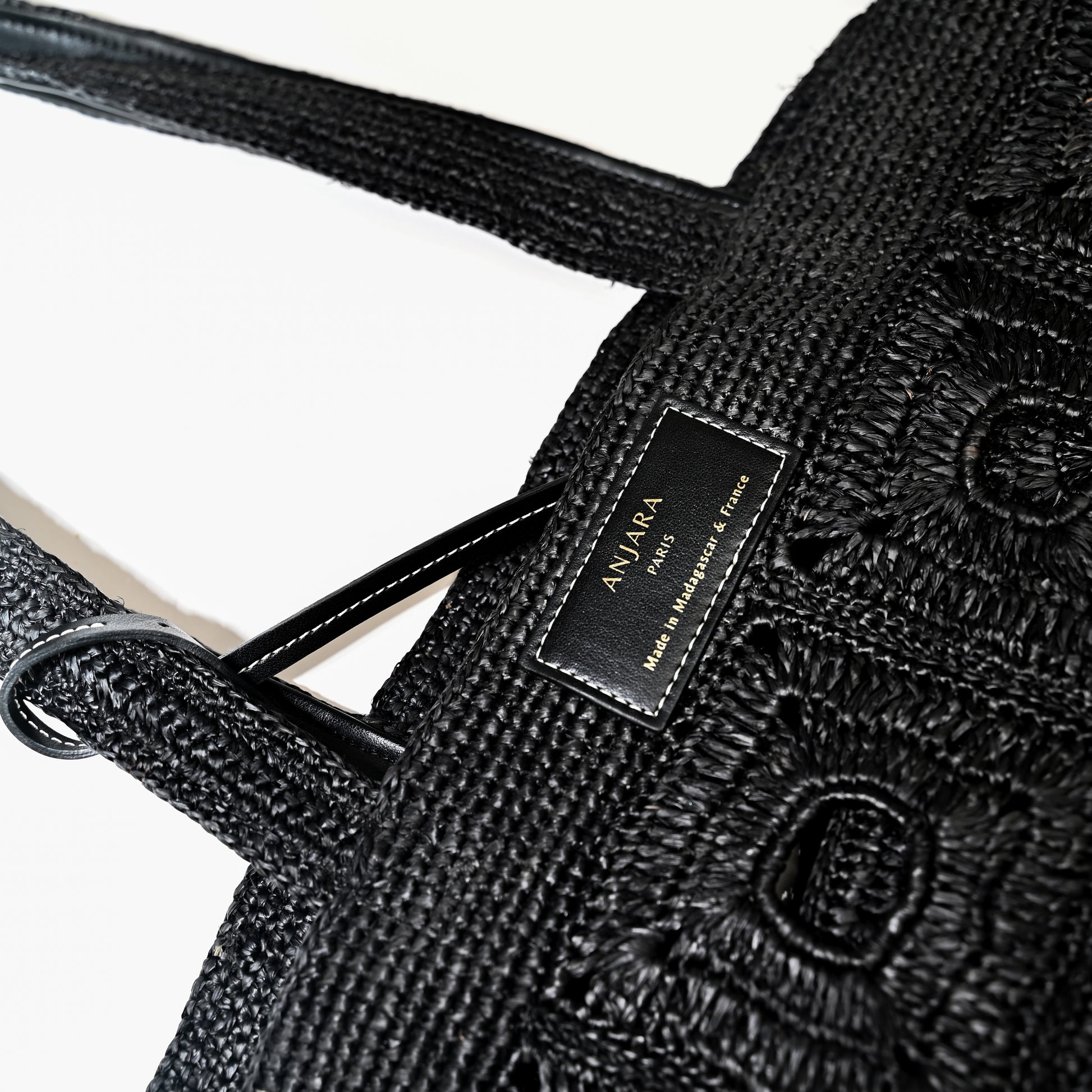 Cabas en raphia noir Anjara. Détails haut de gamme et finitions Uppeal alternative au cuir, sac à main vegan intemporel moderne et durable
