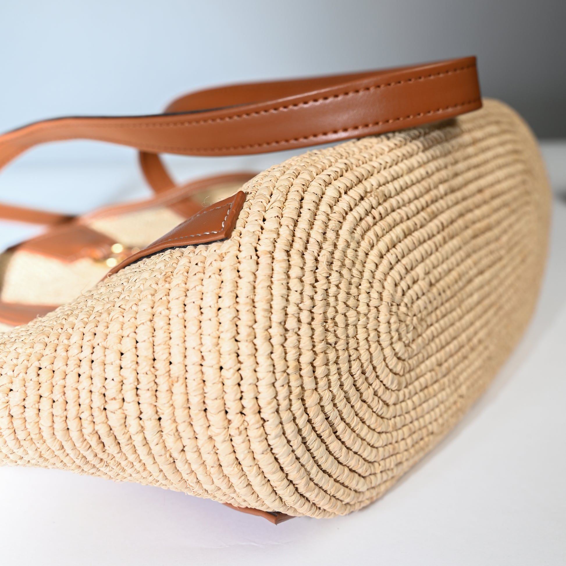 Sac à main vegan Anjara en raphia naturel et Uppeal alternative au cuir traditionnel, design intemporel, citadin et durable