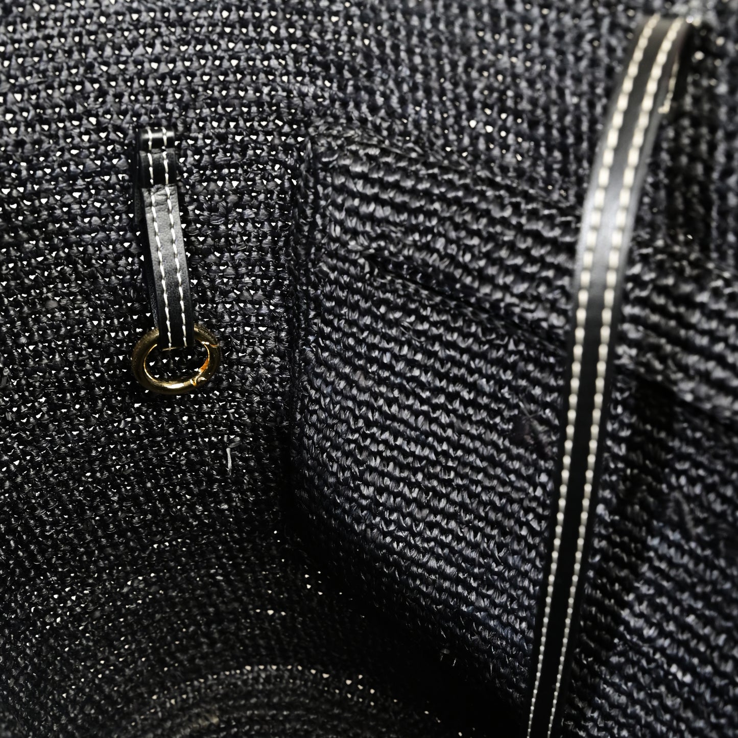 Sac à main vegan made in france Anjara panier en raphia noir et Uppeal alternative au cuir traditionnel, design intemporel, citadin et durable