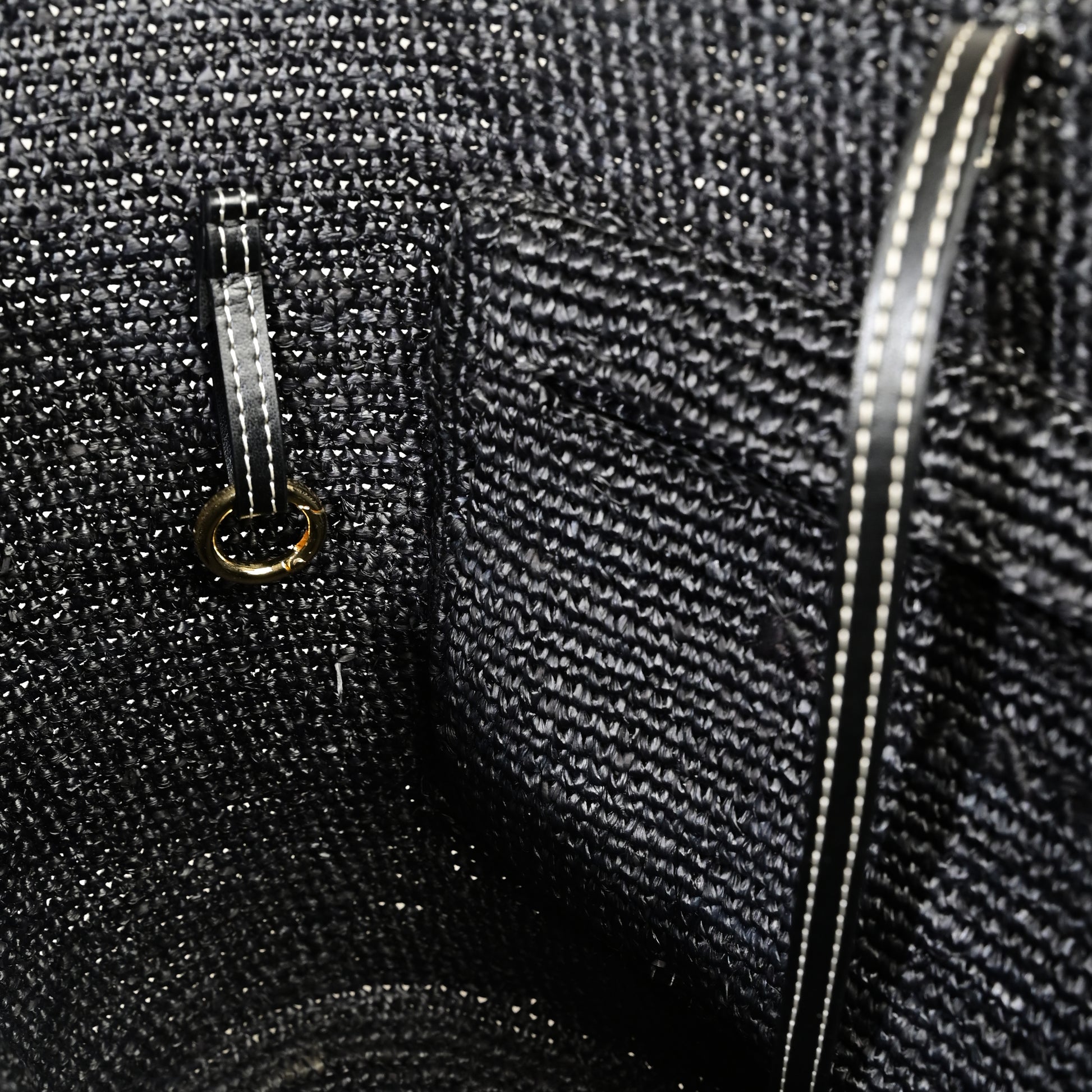 Sac à main vegan made in france Anjara panier en raphia noir et Uppeal alternative au cuir traditionnel, design intemporel, citadin et durable