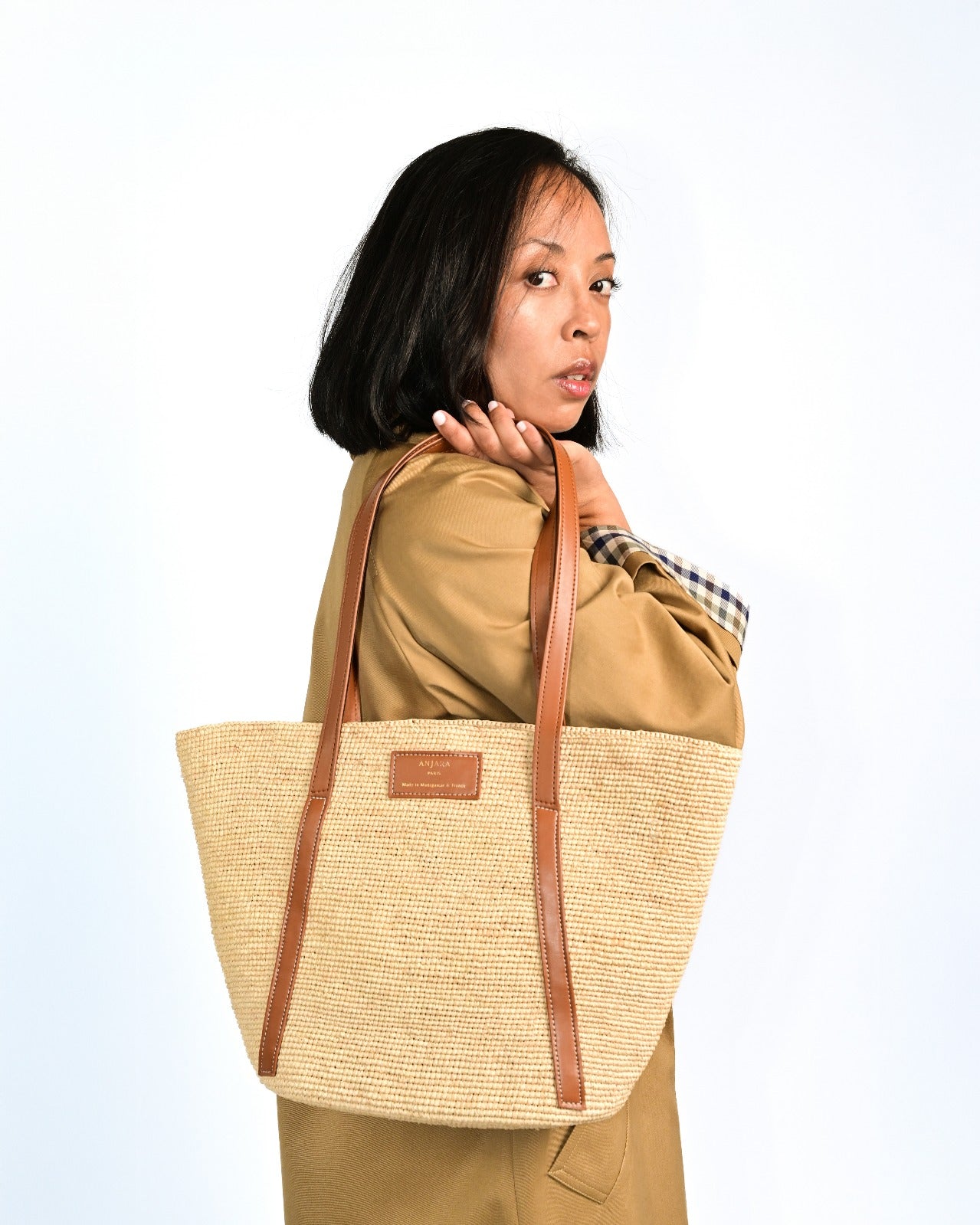 Sac à main minimaliste vegan Anjara en raphia naturel et Uppeal alternative au cuir traditionnel, design intemporel, citadin et durable