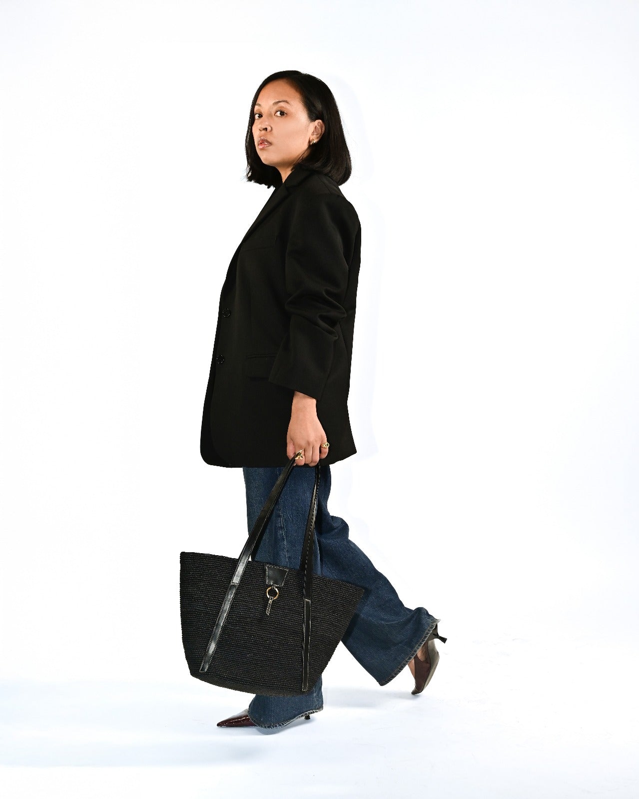 Sac à main vegan made in france Anjara panier en raphia noir et Uppeal alternative au cuir traditionnel, design intemporel, citadin et durable