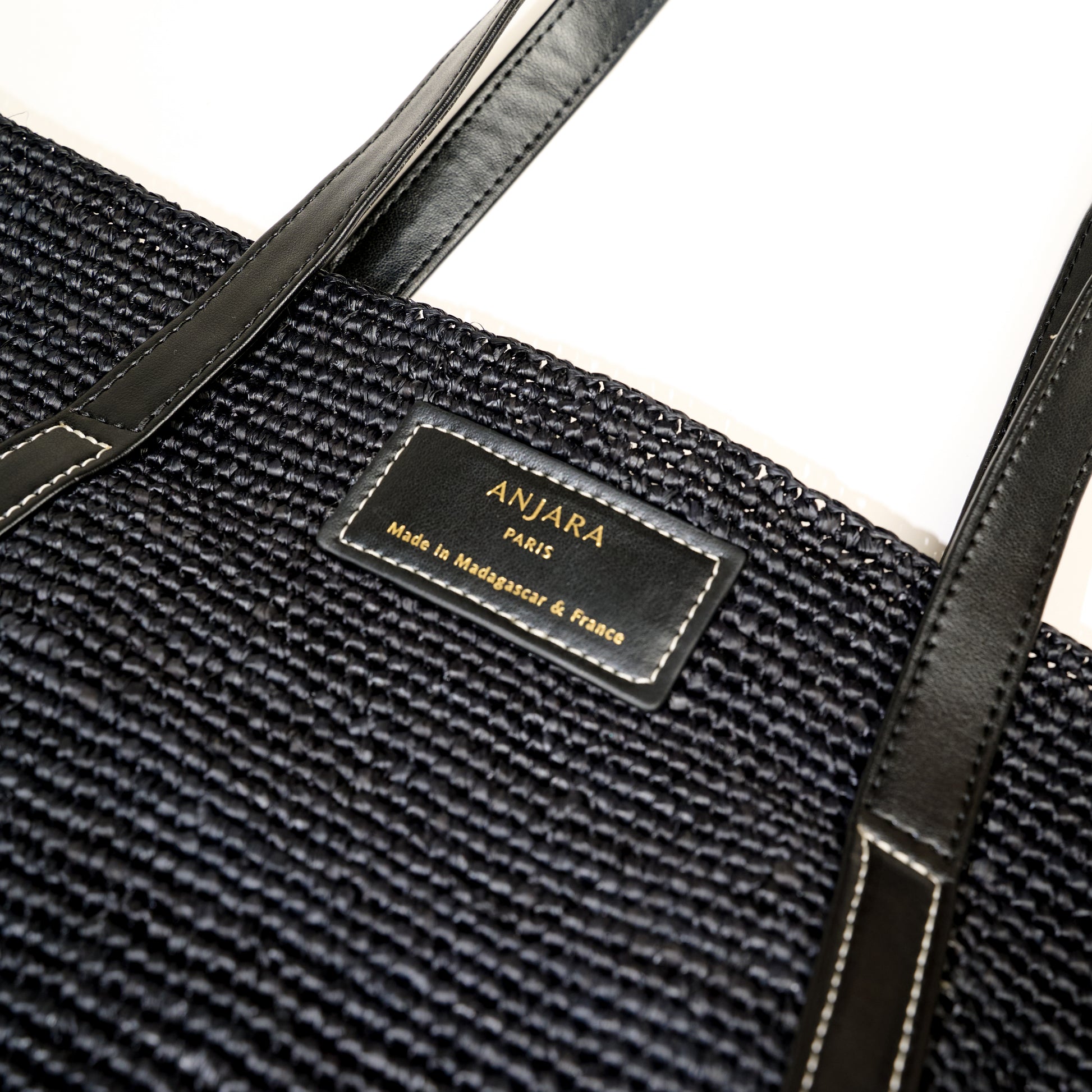 Sac à main vegan made in france Anjara panier en raphia noir et Uppeal alternative au cuir traditionnel, design intemporel, citadin et durable